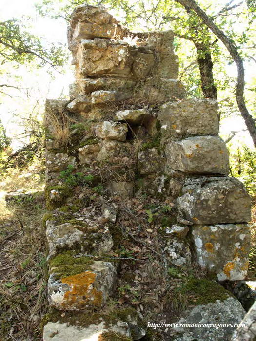 DETALLE DEL MURO NORTE, VISTO DESDE EL OESTE. SE ADVIERTEN SUS TRES CAPAS Y EL ORIFICIO DE ALOJAMIENTO DE LA TRANCA